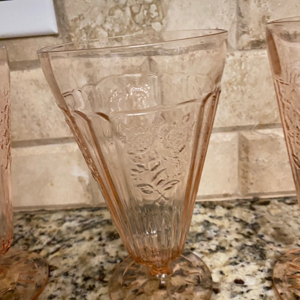 Lot of pink stemed glasses - Picture 2 of 3